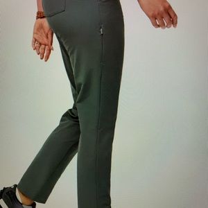 FIGS Pro NWT in Bonsai Skinny ScrubTrouser- beautiful olive green! Never Worn.